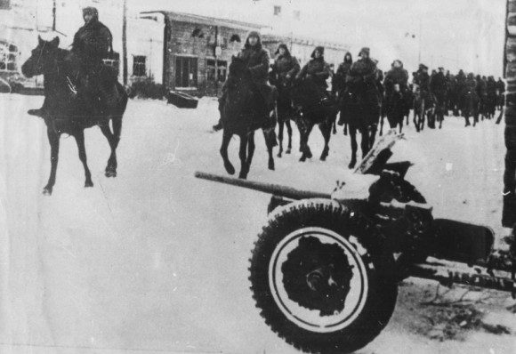 Конники-гвардейцы генерала П.А. Белова вступают в город Одоев
