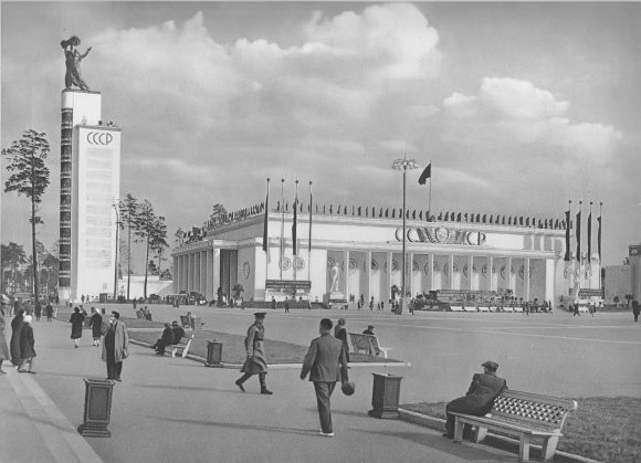 Стела Конституции возле Центрального павильона «СССР»